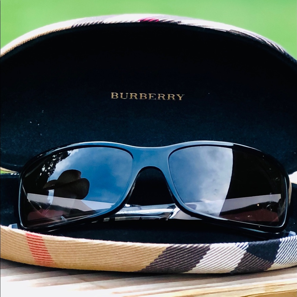 NWOT Burberry UNISEX Sunglasses w Case